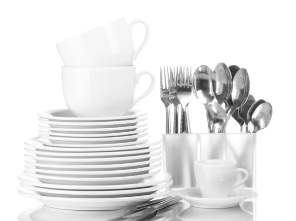 Tiszta, tányérok, poharak és evőeszközök elszigetelt fehér — Stock Fotó