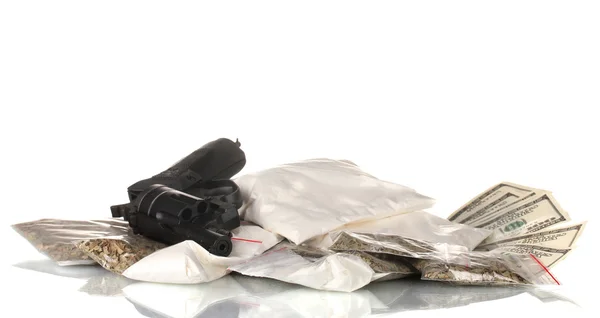 可卡因和大麻在枪上白色隔离的数据包 — 图库照片