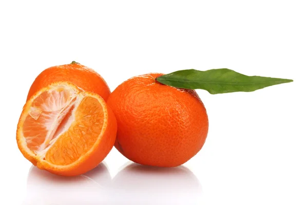 Reife, schmackhafte Mandarinen mit Blättern und Segmenten isoliert auf weiß — Stockfoto