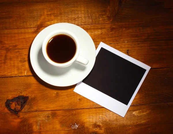 木製の背景の上にコーヒーと写真用紙 — ストック写真