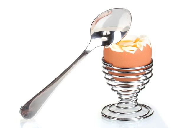 Вареное яйцо в металлическом подставке и ложке изолированы на белом — стоковое фото