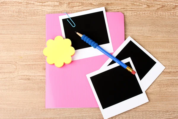 Foto papíry a růžový notebook na dřevěné pozadí — Stock fotografie