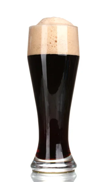Tmavé pivo ve sklenici izolované na bílém — Stock fotografie