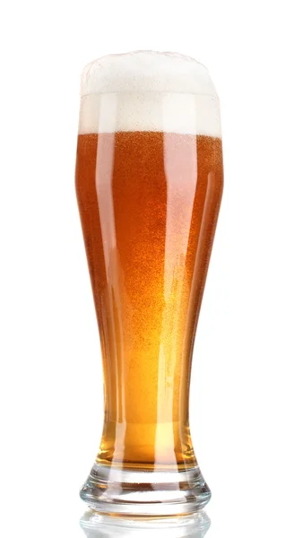 Cerveja em um copo isolado em branco — Fotografia de Stock