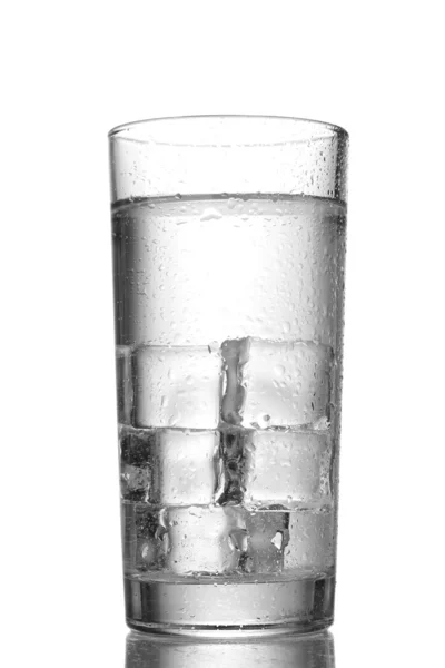 杯水与冰上白色隔离 — 图库照片