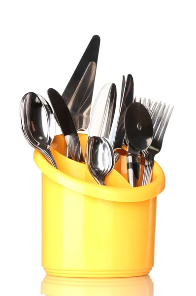 Κουζίνα μαχαιροπήρουνα, μαχαίρια, πιρούνια και κουτάλια στο κίτρινο περίπτερο απομονωθεί σε λευκό — Φωτογραφία Αρχείου