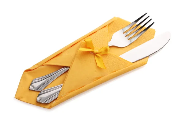Vidlička a nůž v žlutou látkou s lukem izolované na bílém — Stock fotografie