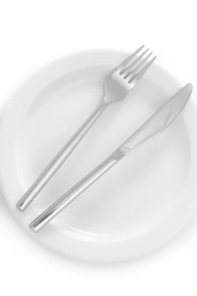 Біла порожня тарілка з виделкою і ножем ізольована на білому — стокове фото