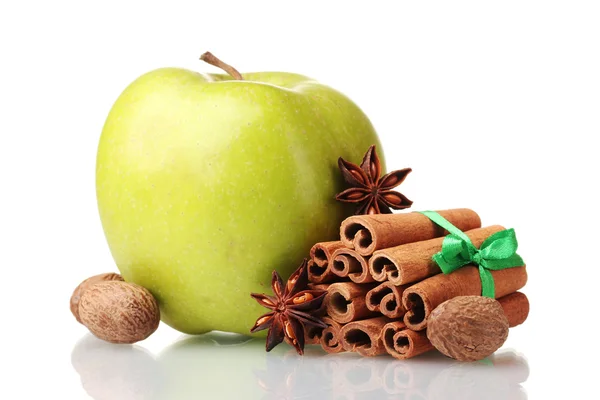 Палички кориці, яблуко, мускатний горіх та аніс ізольовані на білому — стокове фото