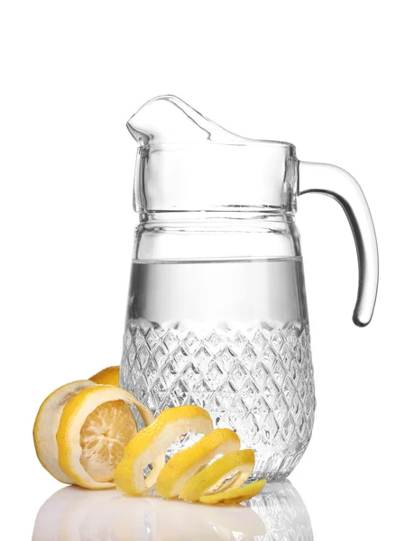 Pichet de limonade et citron isolé sur blanc — Photo