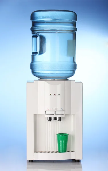 Электрический кулер для воды на синем фоне — стоковое фото