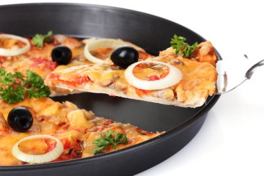 sebze ve et üzerine beyaz izole lezzetli pizza