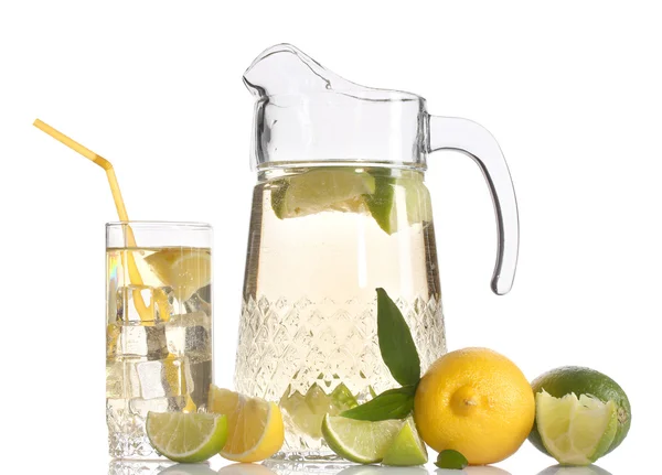 투 수와 레모네이드와 레몬 흰색 절연 유리 — 스톡 사진