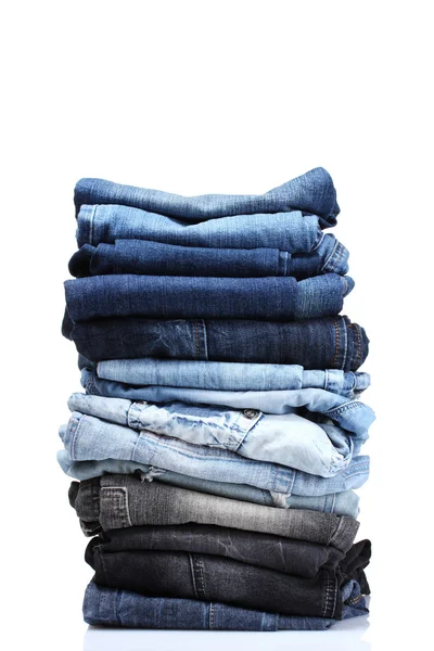 Veel blauwe jeans geïsoleerd op wit — Stockfoto