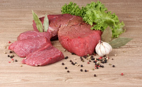 Carne cruda, verdure e spezie su sfondo grigio — Foto Stock