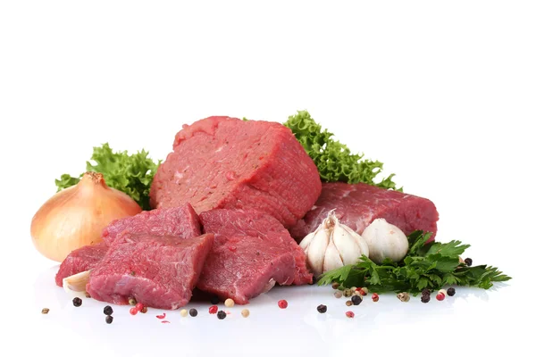 Carne cruda, verduras y especias aisladas en blanco — Foto de Stock