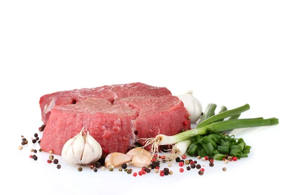 Carne crua e especiarias isoladas em branco — Fotografia de Stock