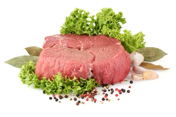 Rått kött, grönsaker och kryddor isolerad på vit — Stockfoto