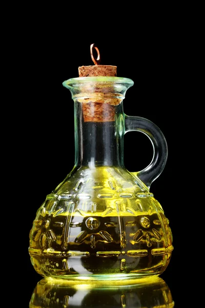 Aceite de oliva y aceitunas sobre fondo amarillo — Foto de Stock