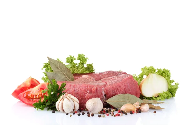 原料肉、 蔬菜和香料上白色隔离 — 图库照片