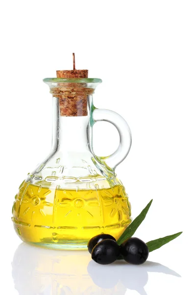 Aceite de oliva en frasco y aceitunas aisladas en blanco — Foto de Stock
