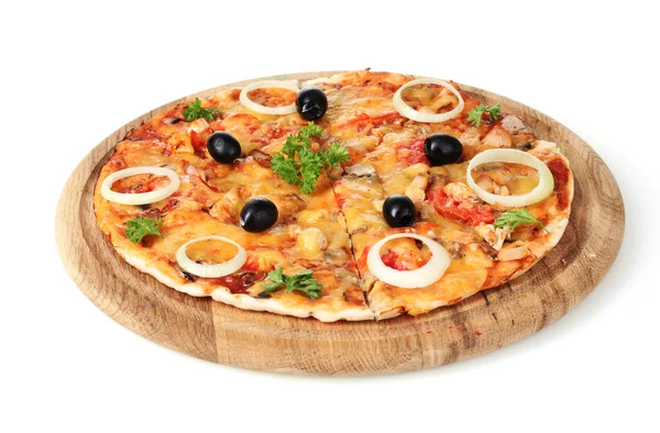 Pizza saborosa com azeitonas em suporte de madeira isolado em branco — Fotografia de Stock