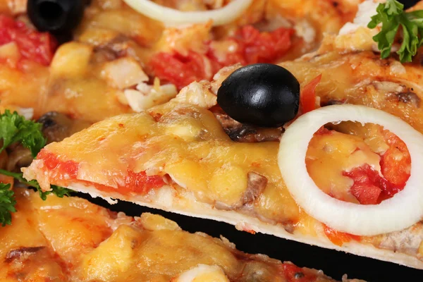 Sebze ve et üzerine beyaz izole lezzetli pizza — Stok fotoğraf