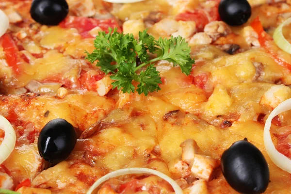 Smakelijke pizza met olijven — Stockfoto