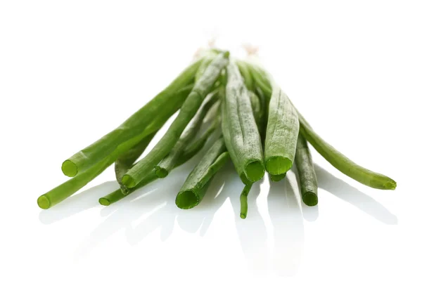 Cipolle verdi isolate su bianco — Foto Stock