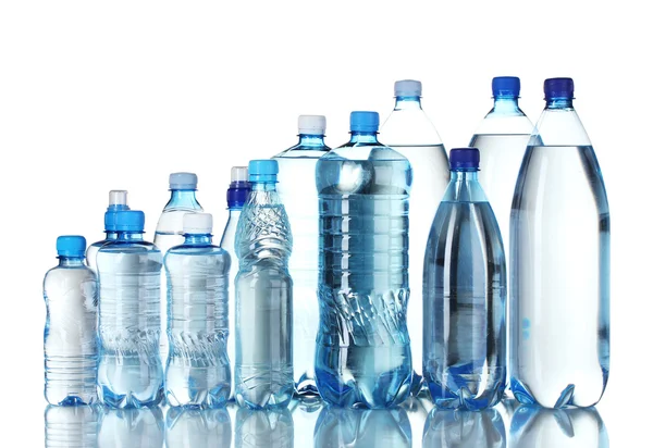 Gruppe Plastikflaschen mit Wasser isoliert auf weiß — Stockfoto