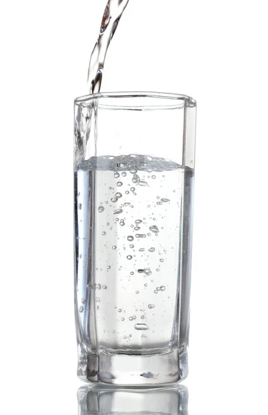 Verter agua sobre vidrio aislado sobre blanco — Foto de Stock