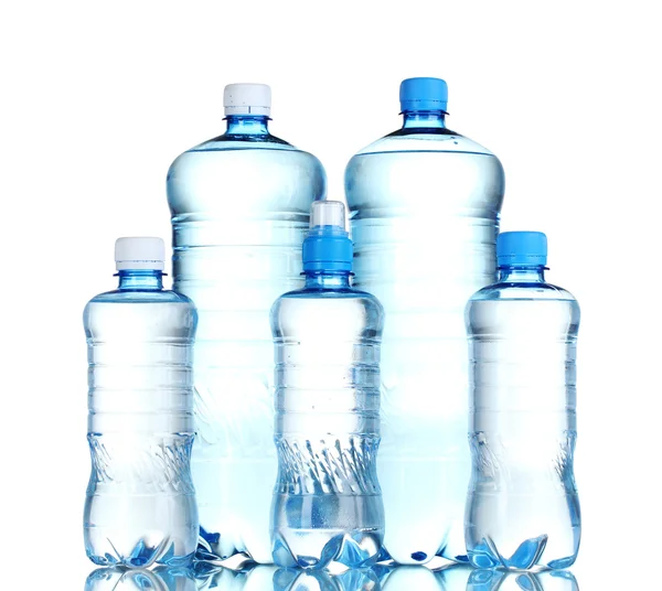 Grup plastik şişe su üzerinde beyaz izole — Stok fotoğraf