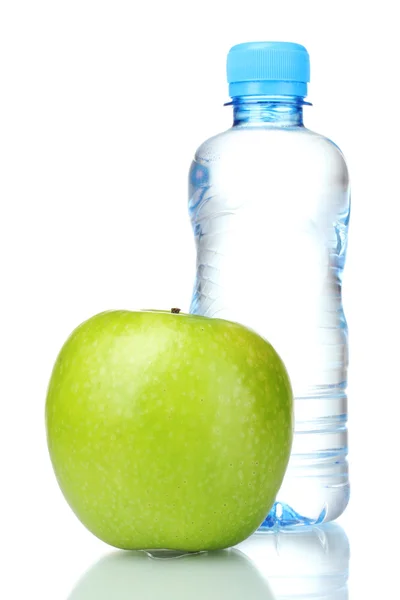 Botella de plástico con agua y manzana verde aislada en blanco —  Fotos de Stock