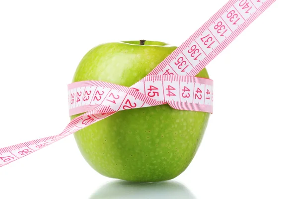 녹색 사과와 흰색으로 분리 된 측정 테이프 — 스톡 사진