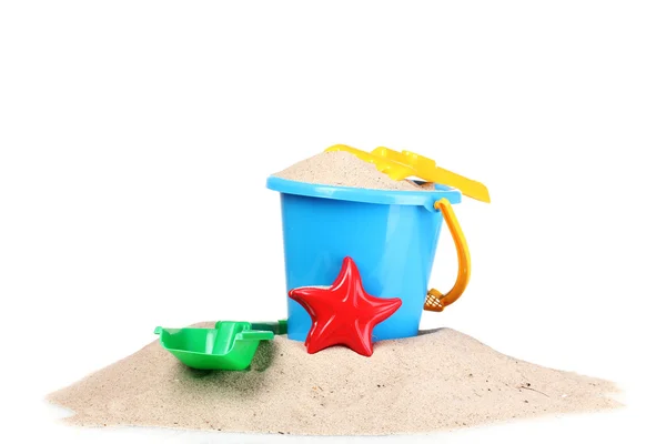 Çocuk oyuncakları ve üzerinde beyaz izole kum plaj — Stok fotoğraf
