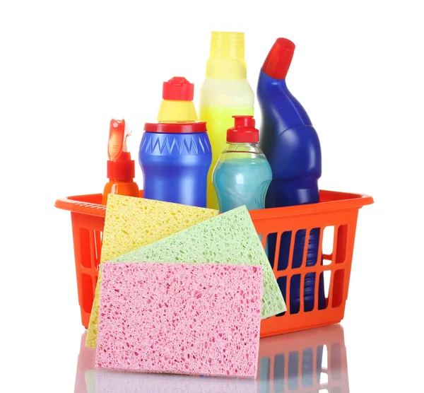 Caixa cheia de suprimentos de limpeza e esponjas isoladas em branco — Fotografia de Stock