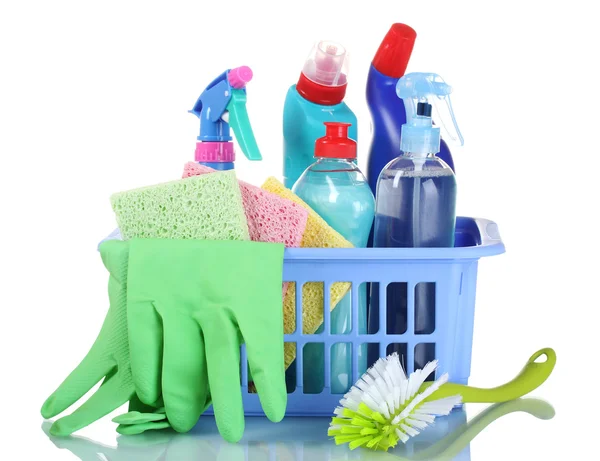 Volledige doos met schoonmaakmiddelen en handschoenen geïsoleerd op wit — Stockfoto