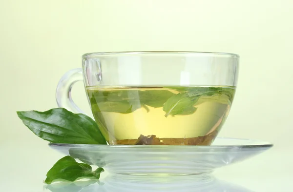 Chá verde em xícara transparente com limão — Fotografia de Stock