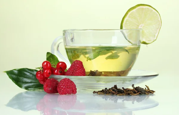 Groene thee in transparante cup met kalk en berry op gele achtergrond — Stockfoto