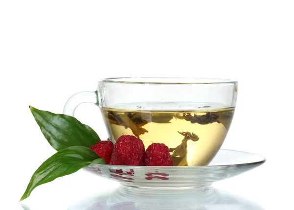 Зеленый чай в прозрачной чашке и малина изолированы на белом — стоковое фото