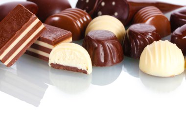 birçok farklı çikolata şeker üzerine beyaz izole
