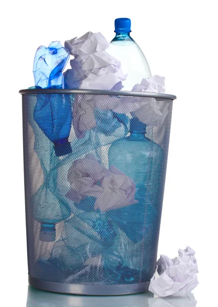 Lixeira de metal de garrafas de plástico isoladas em branco — Fotografia de Stock