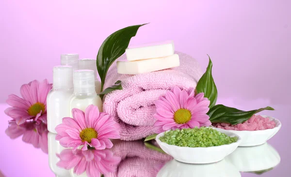 Hotel amenities kit on pink background — Stock Photo, Image