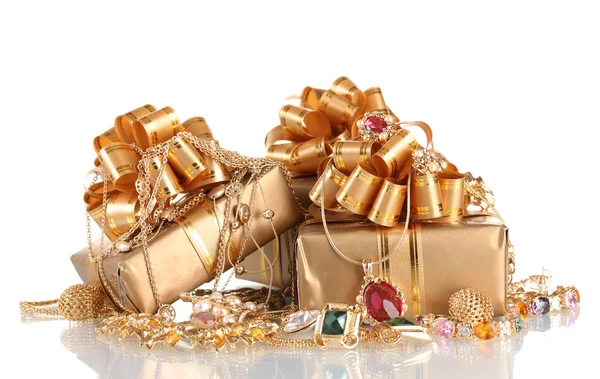 Divers bijoux en or et cadeaux isolés sur blanc — Photo