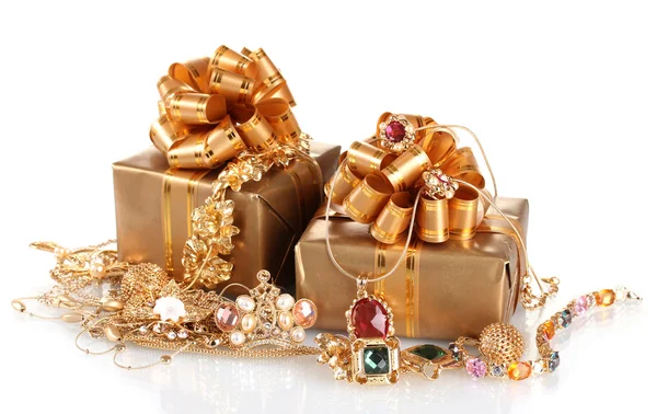 Διάφορα χρυσά κοσμήματα και δώρα που απομονώνονται σε λευκό — Φωτογραφία Αρχείου