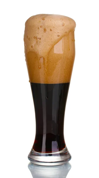 Bière noire versée dans un verre isolé sur blanc — Photo