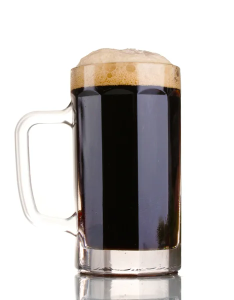 Μαύρη μπύρα σε μια κούπα που απομονώνονται σε λευκό — Φωτογραφία Αρχείου