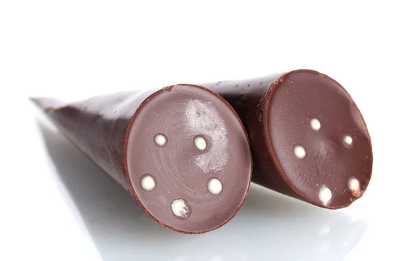 ? 白で隔離ホーンの形をしたチョコレート菓子 — ストック写真