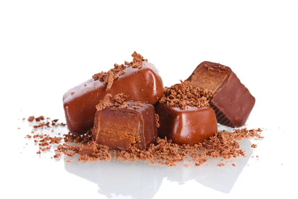 ? hocolate słodycze pokryte wióry czekolady na białym tle — Zdjęcie stockowe