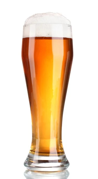 Bier im Glas isoliert auf weiß — Stockfoto